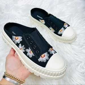 Black floral backless sneaker